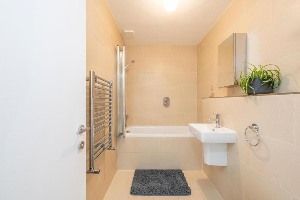 Luxury 4 Bedroom Flat With Stunning Shard View From Terrace In Central London! Next To Station, Sleeps 9 Oda fotoğraf