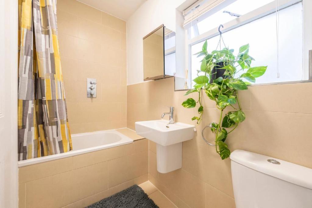 Luxury 4 Bedroom Flat With Stunning Shard View From Terrace In Central London! Next To Station, Sleeps 9 Oda fotoğraf