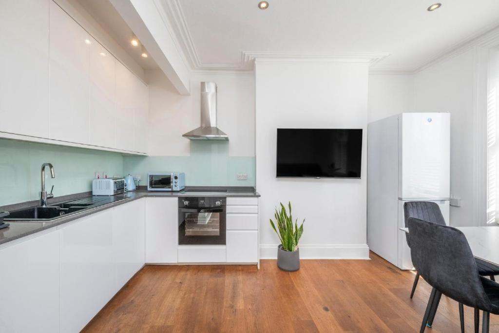 Luxury 4 Bedroom Flat With Stunning Shard View From Terrace In Central London! Next To Station, Sleeps 9 Oda fotoğraf